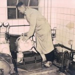 van langen bij machinekamer J.C. van Langen controleerd